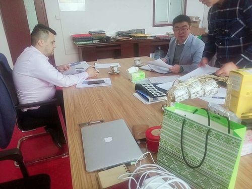 Latest company news about European customers visit the factory and negotiate cooperation
